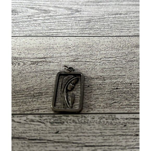 Vintage Catholic Praying Virgin Mary Silver Tone Medal Pendant Religious 1" - Picture 2 of 3